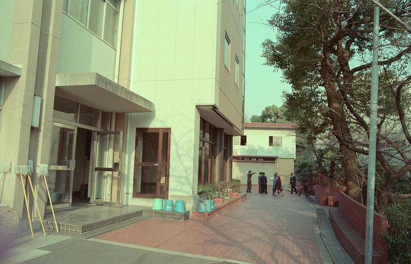 これは６号館（だったっけ？）遠くに見えるのは生協売店