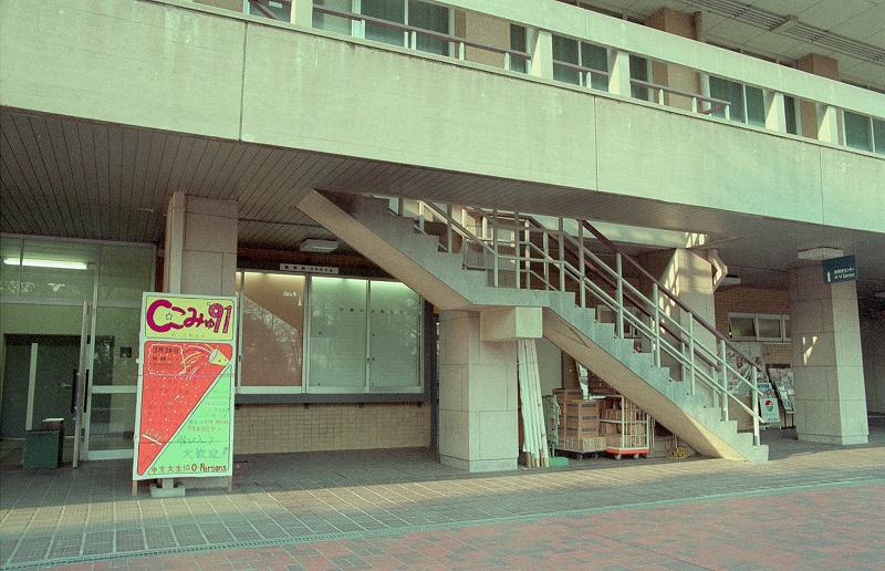 AVセンターにあがる階段