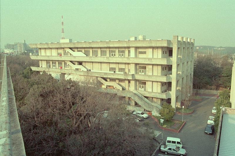 ４号館屋上より図書館を見る